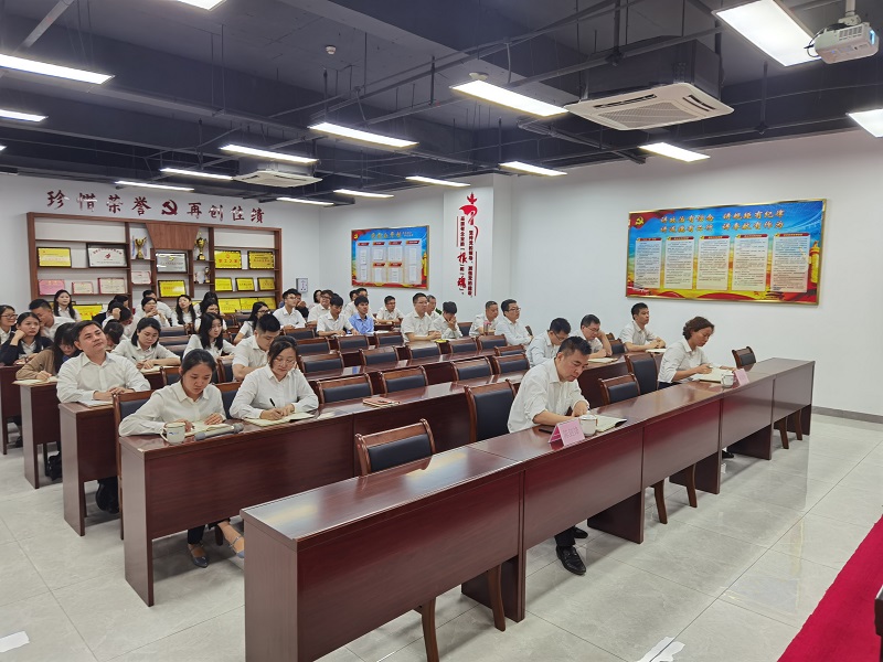 1698399592731541.jpg 全体党员干部职工在听课.jpg