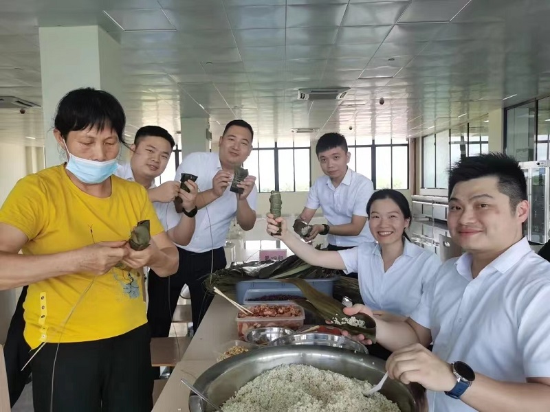 组织开展端午节包粽子活动.jpg