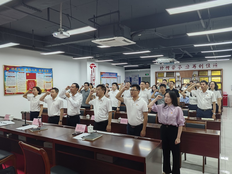 1719546777693241.jpg 周远带领新党员入党宣誓、老党员重温入党誓词.jpg