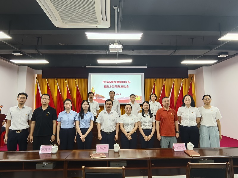 1719546798917523.jpg 受表彰同志合影留念.jpg