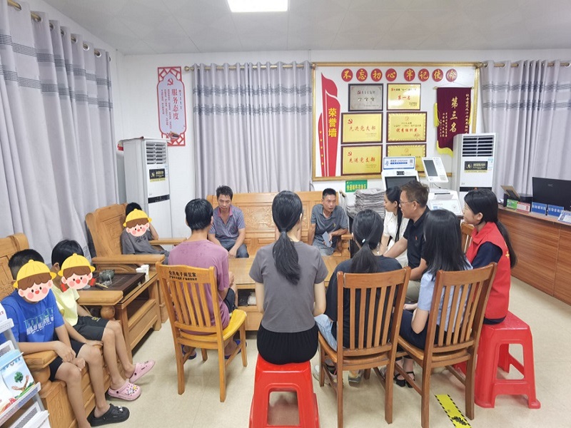 1725266506385564.jpg 党员、团员干部和留守儿童亲切交谈3.jpg