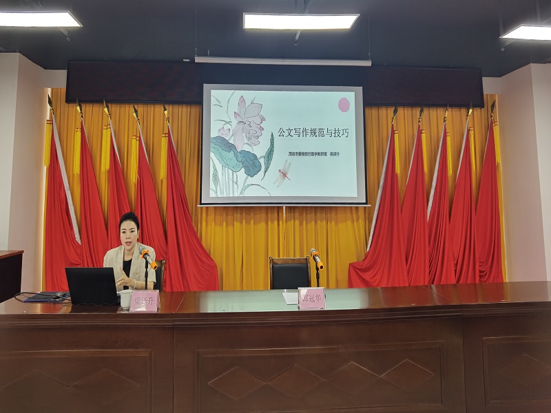 1727608326100926.jpg 梁译升在讲课.jpg