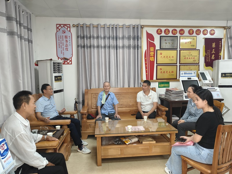 1727608587113948.jpg 周远和老干部、老党员们亲切交谈.jpg